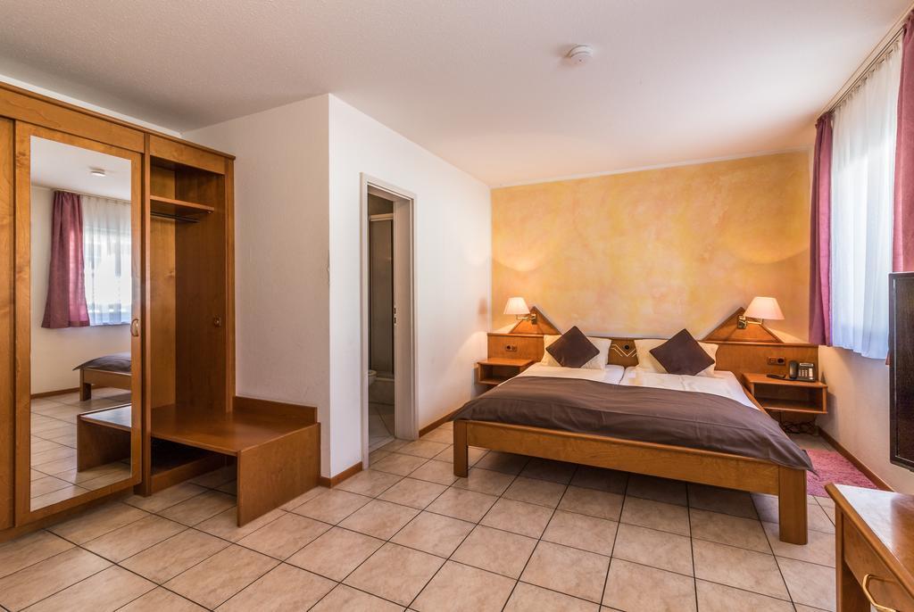 Hotel Loewen Garni Oberrimsingen Pokoj fotografie